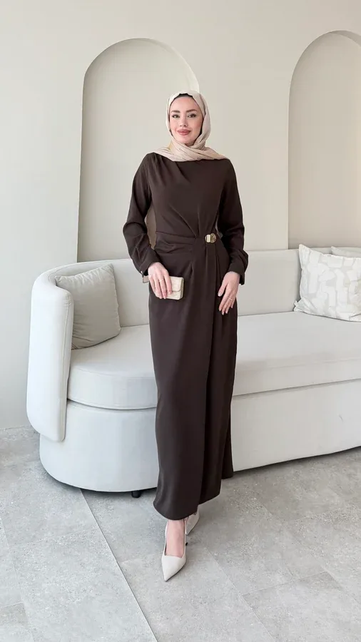 SARE PİLELİ ELBİSE – KOYU KAHVE